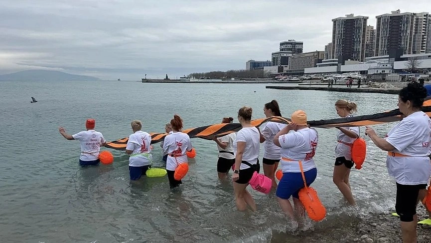 «По стопам Куникова»: Десятки «моржей» бросили вызов ледяной бухте в память о подвиге Малой земли