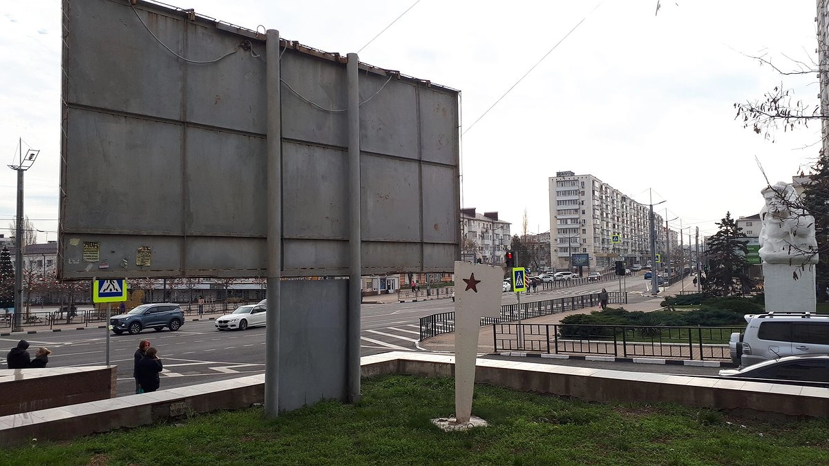 В Новороссийске рекламный билборд перекрыл памятный обелиск