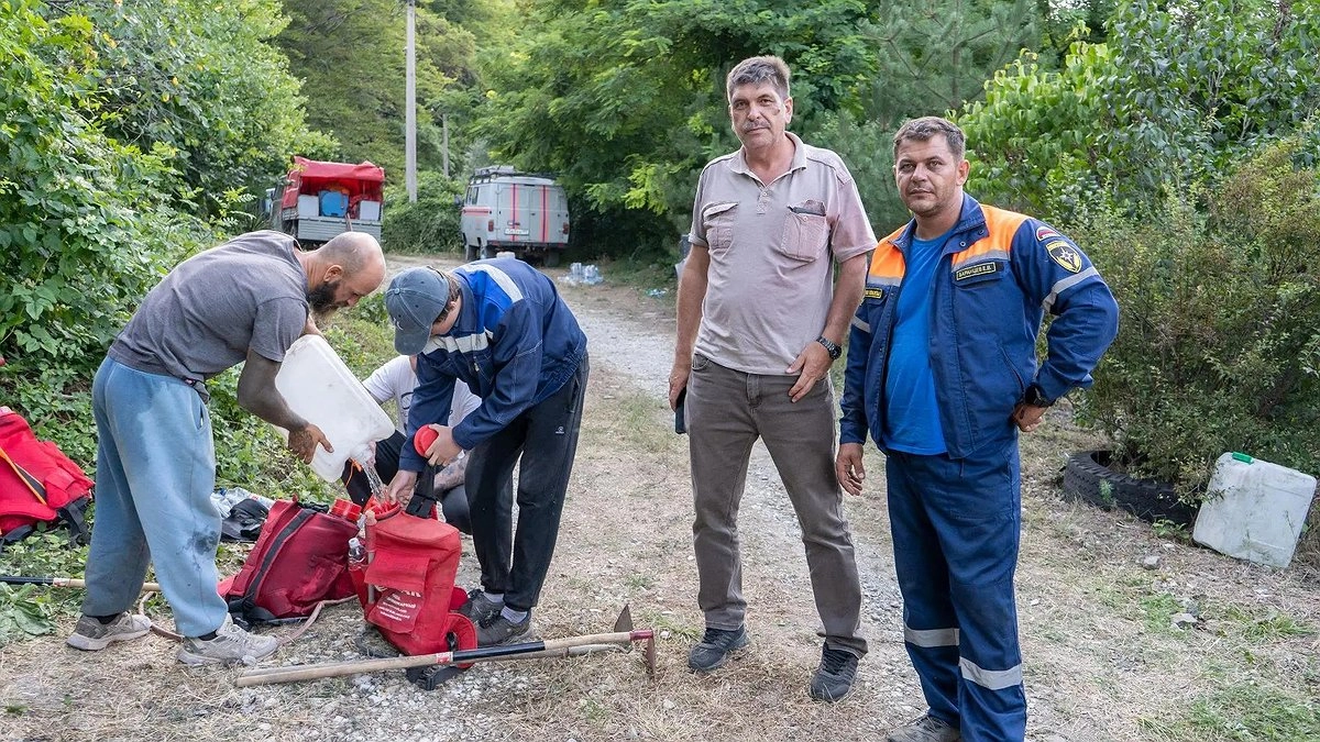 «Не могли остаться в стороне»: в Новороссийске тушили лесной пожар на склоне 80 градусов