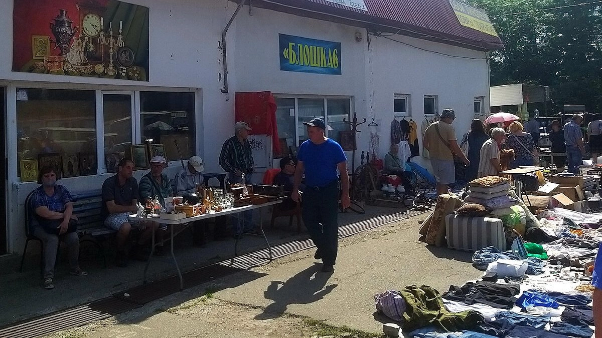 Блошиный рынок в Новороссийске: сокровища за копейки и непростая судьба продавцов