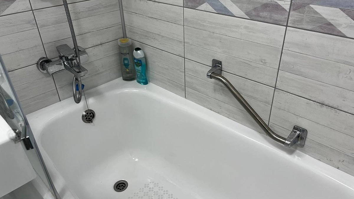 Наносим на межплиточные швы - и получаем белоснежную затирку: всего за 10 минут ванная будет сиять