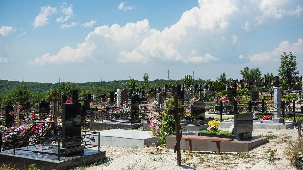 Главная картинка новости: На санитарное содержание кладбищ Новороссийска выделят 5 миллионов рублей