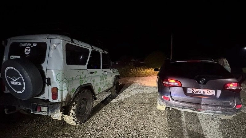 Туристы хотели объехать пробку через горы, но застряли в грязи