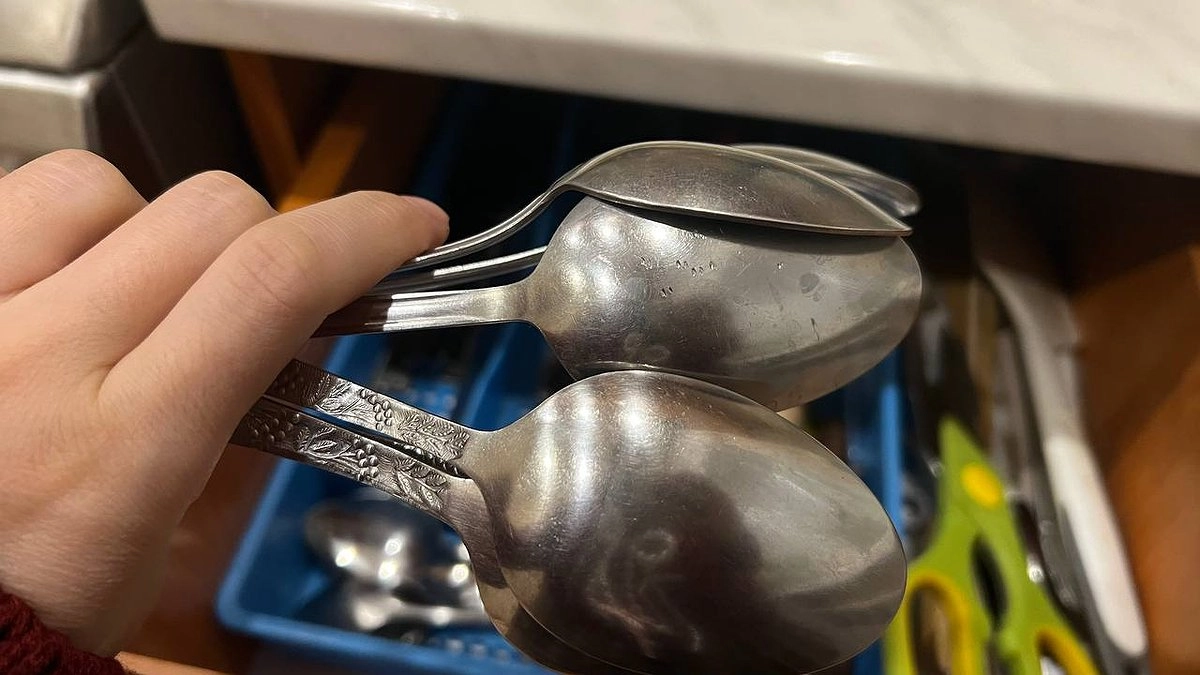Главная картинка новости: Соседка открыла мне секрет, как очистить столовые приборы из нержавейки до зеркального блеска за 10 минут