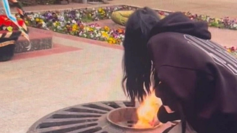 Девушка задержана за поджог сигареты от Вечного огня в Туапсе