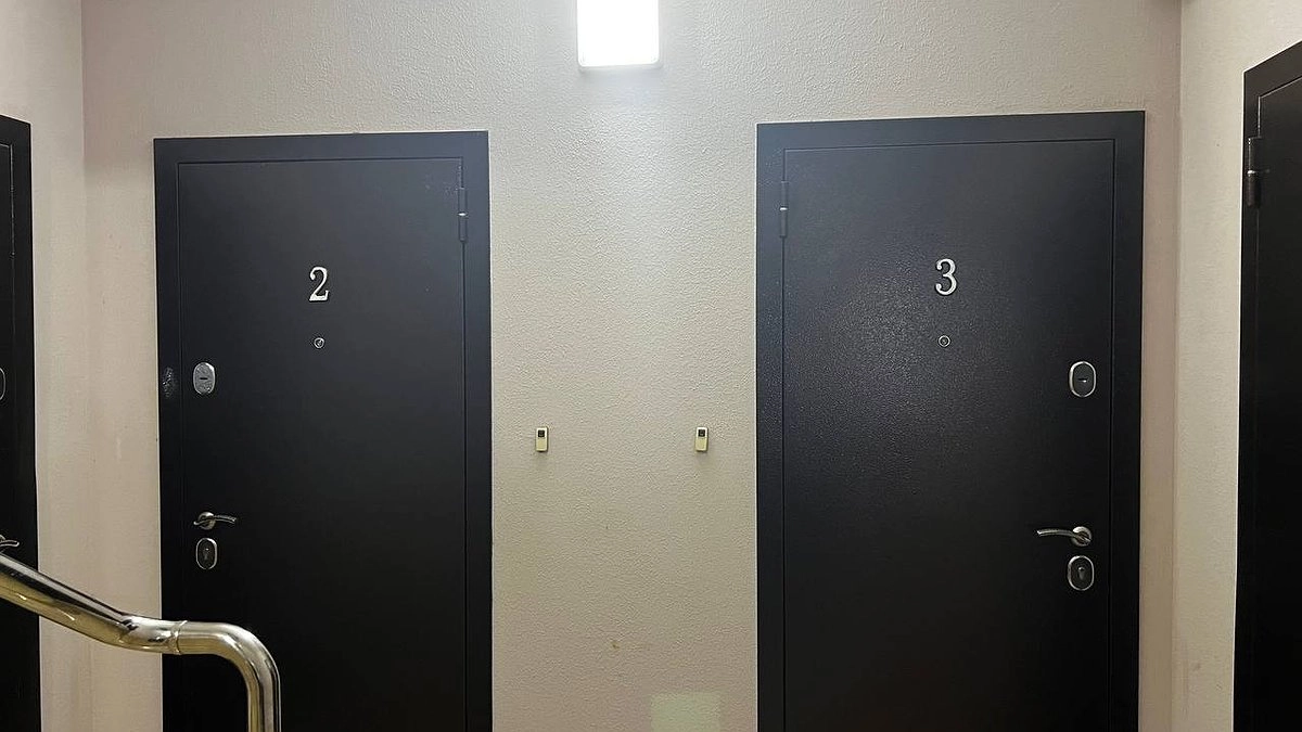 Придется заплатить 15 тысяч рублей за входную дверь в каждой квартире: новое решение суда