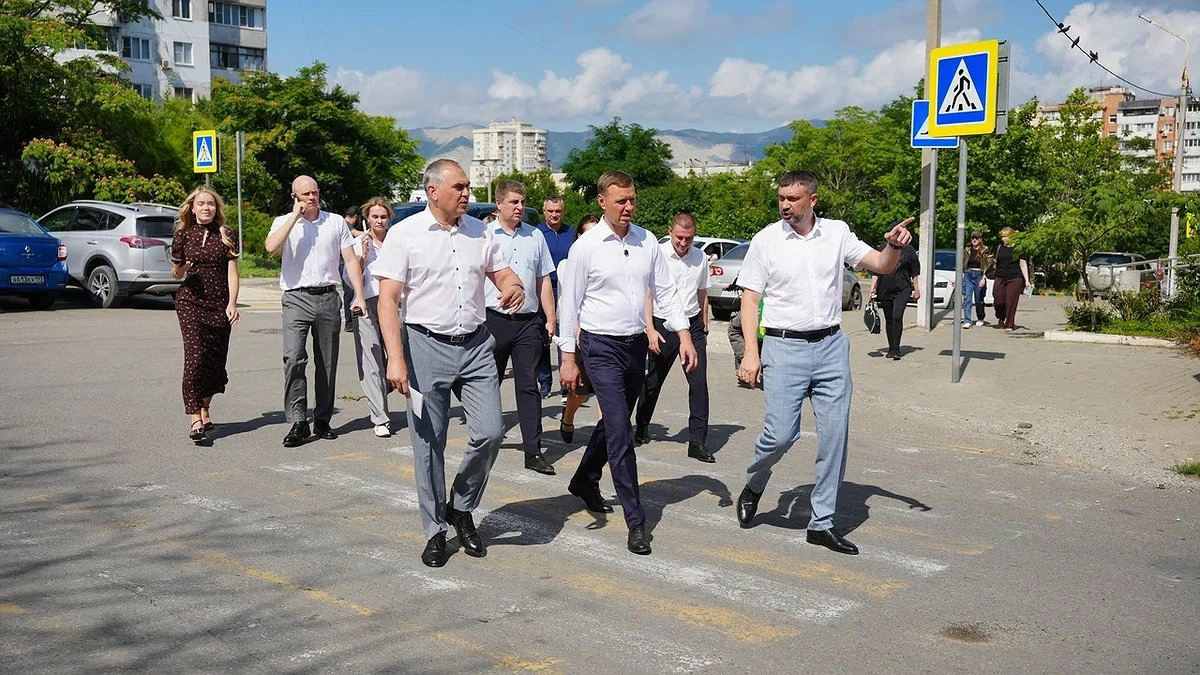 К зиме готовы: глава Новороссийска проверил ремонт теплосетей в нескольких микрорайонах