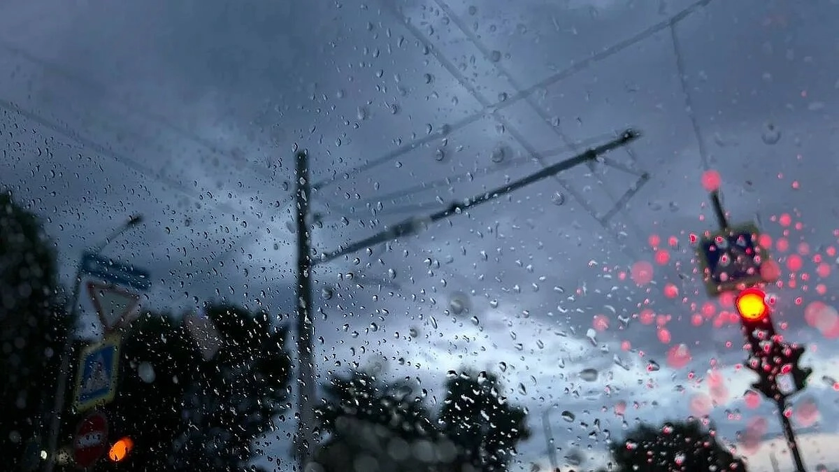 Новороссийск предупреждают о шторме: гроза, град и ураганный ветер до 25 м/с