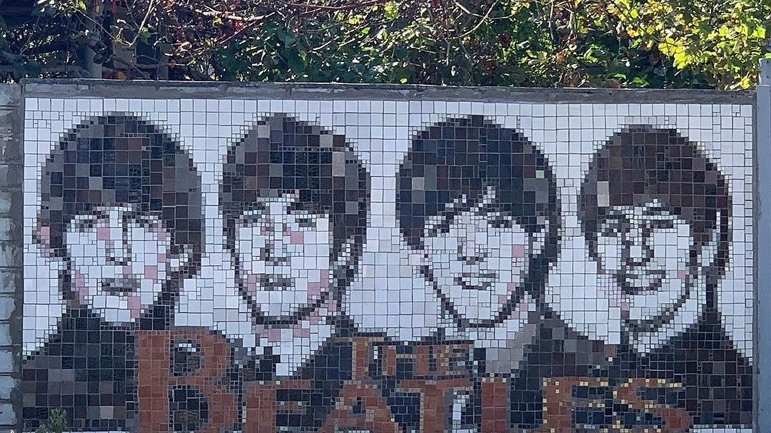 Житель Новороссийска украсил свой забор панно с портретом «The Beatles»