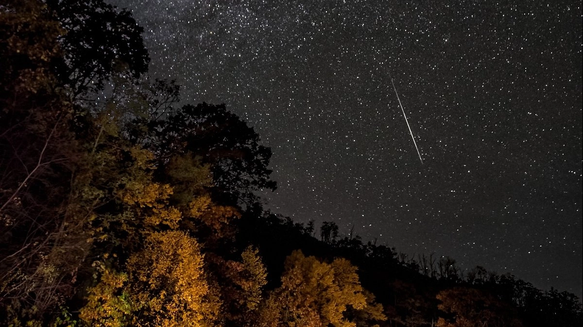 Главная картинка новости: На следующей неделе небо над Новороссийском озарят белые и красные метеоры