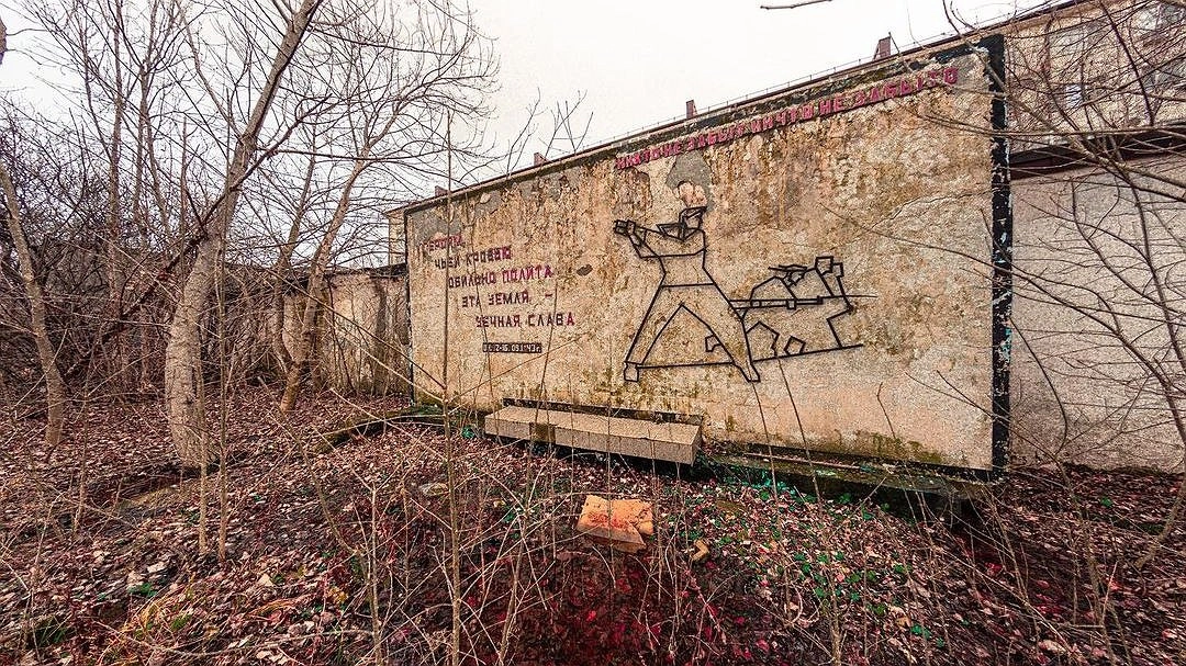 Новороссиец нашел заброшенный памятник в спальном районе