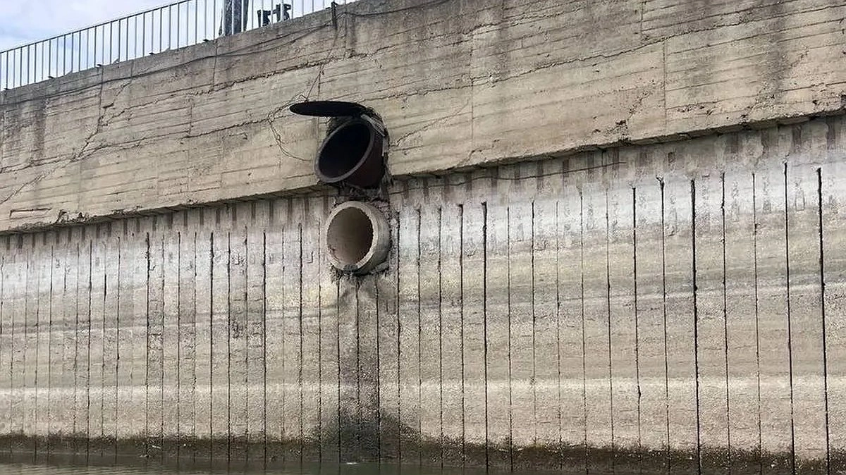 Что сбрасывают в Кубань: прокуратура нашла незаконные водовыпуски и свалки у воды