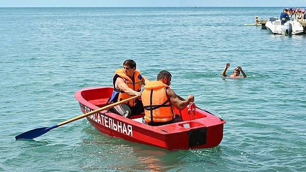 Матросы-спасатели Сочи отработали навыки спасения на воде на практических занятиях