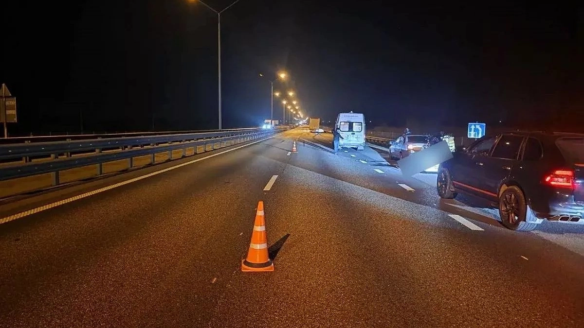 На трассе М-4 под Кореновском грузовик насмерть сбил двух мужчин