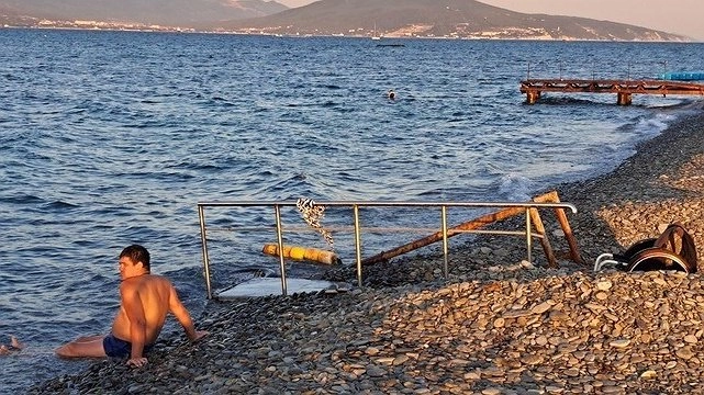 В Новороссийске для людей с ограниченными возможностями установили не отвечающий требованиям пандус в море