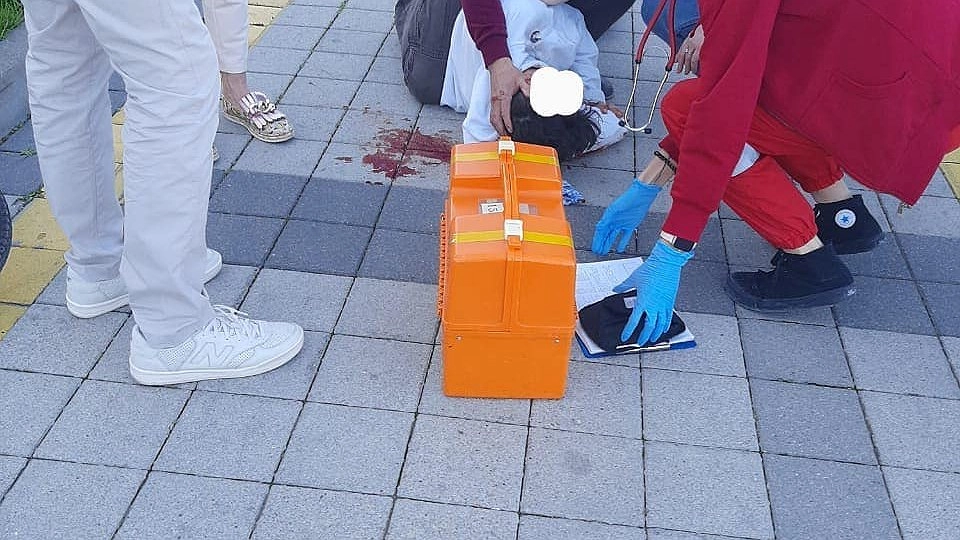 Спасатель помог мальчику, разбившемуся на электросамокате в центре Новороссийска. Видео