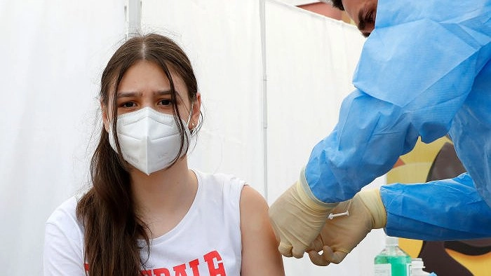 Подростков начнут прививать от коронавируса осенью