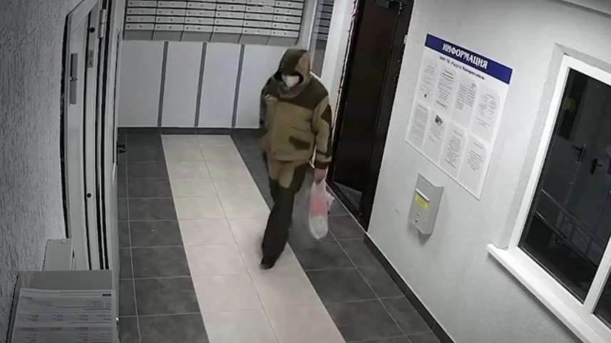 В подъезде жилой многоэтажки неизвестные разливают нечистоты: новороссийцы создали ночную дружину, чтобы поймать их