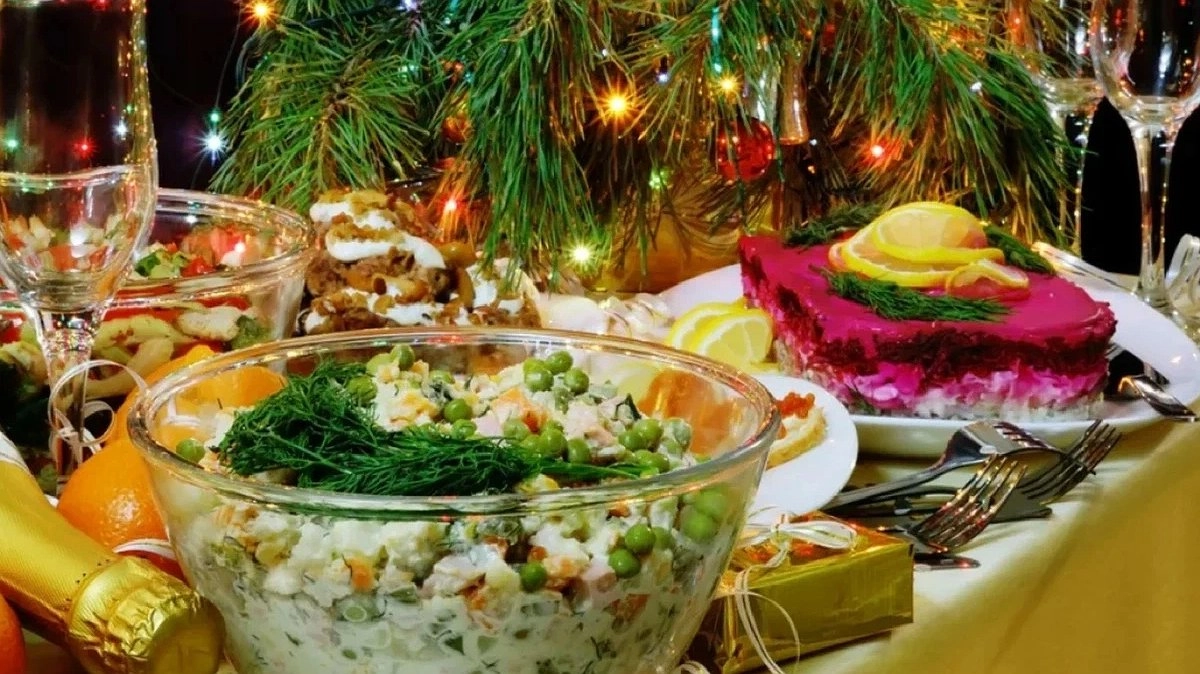 Праздник прошел - салаты остались. Сколько можно хранить оливье и крабовый?