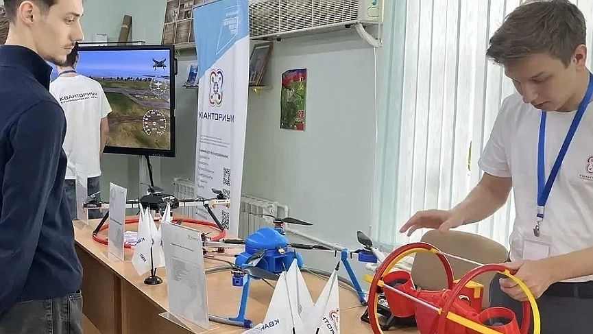 Главная картинка новости: В Новороссийске прошел форум по дронам: студентам показали военные и гражданские технологии