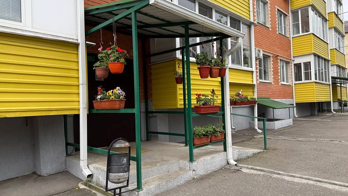 Главная картинка новости: Будут ломать за счет хозяев квартир: с августа запретят двери в подъездах