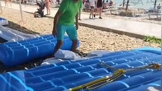 На пляже Новороссийска устанавливают горки будущего аквапарка. Видео