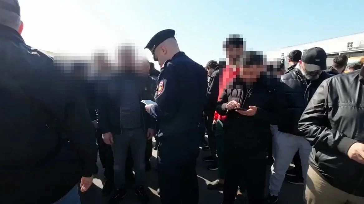 Полиция провела облаву на овощной базе под Краснодаром: выявлено более 200 нелегальных мигрантов