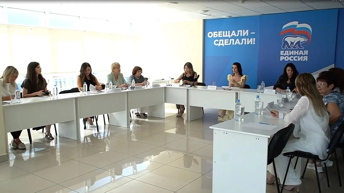 «Дорогу осилит идущая»: в Краснодаре обсудили женское лидерство и помощь фронту