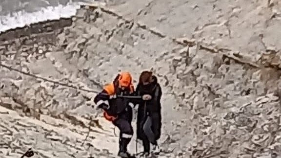 В Новороссийске спасатели сняли женщину с обрыва