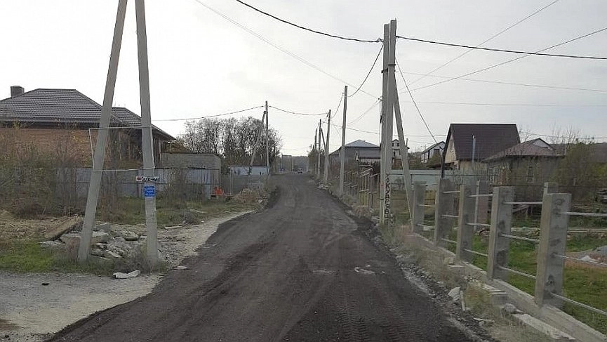 Главная картинка новости: На окраине Новороссийска выровняли улицу Нины Марухно, по которой мусоровозы проезжают на свалку