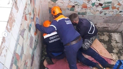 Новороссиец «нырнул» в пустой бассейн: потребовалась помощь спасателей