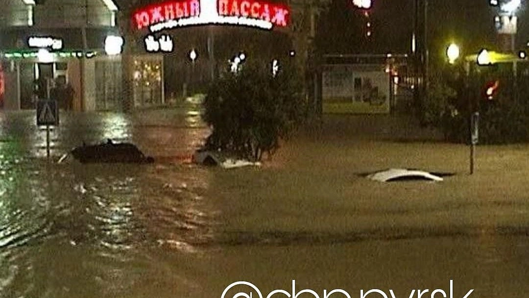 Главная картинка новости: Утонувшие авто и смытые дороги: Новороссийск ушел под воду. Видео