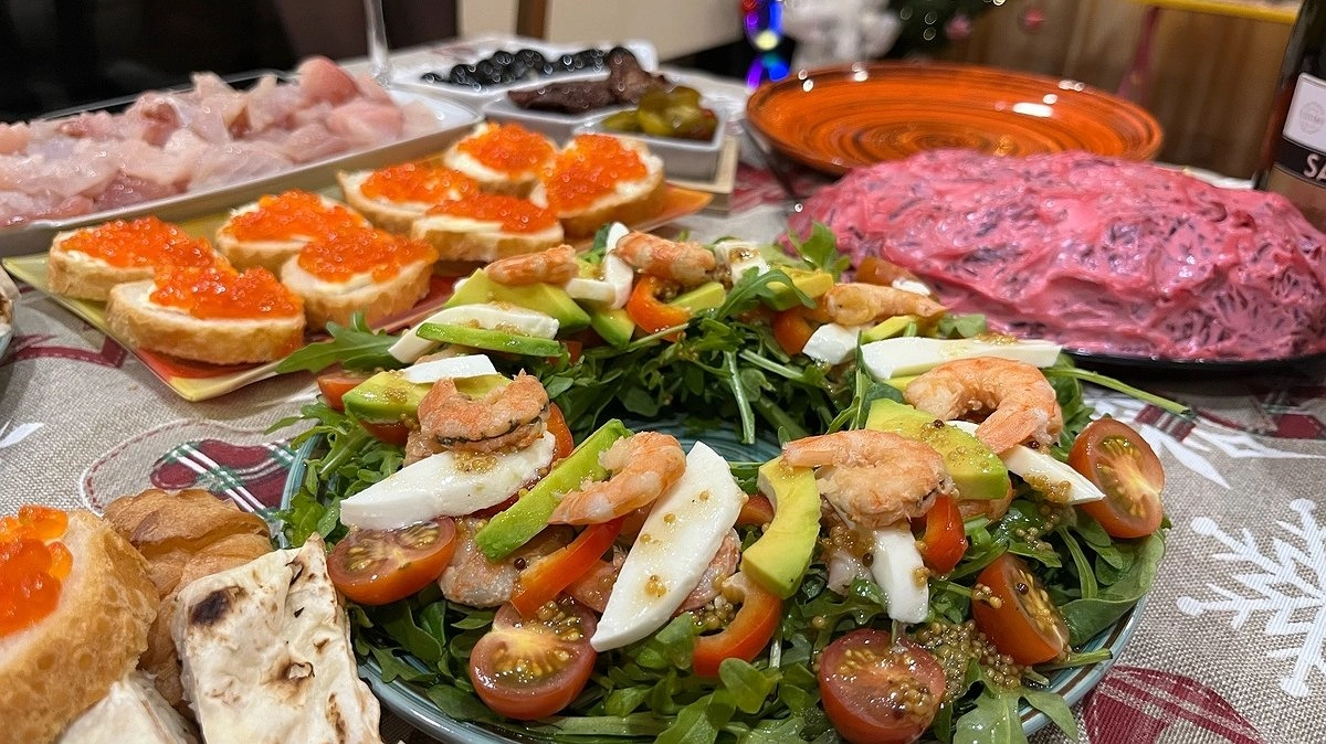 Салат «Пегас» принесет благополучие и изобилие в год Огненной Лошади – приготовьте на новогодний стол