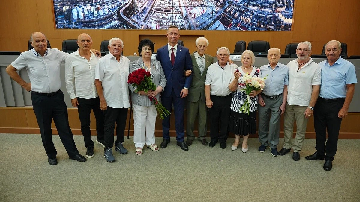 Спортсменов Новороссийска отметили наградами накануне профессионального праздника