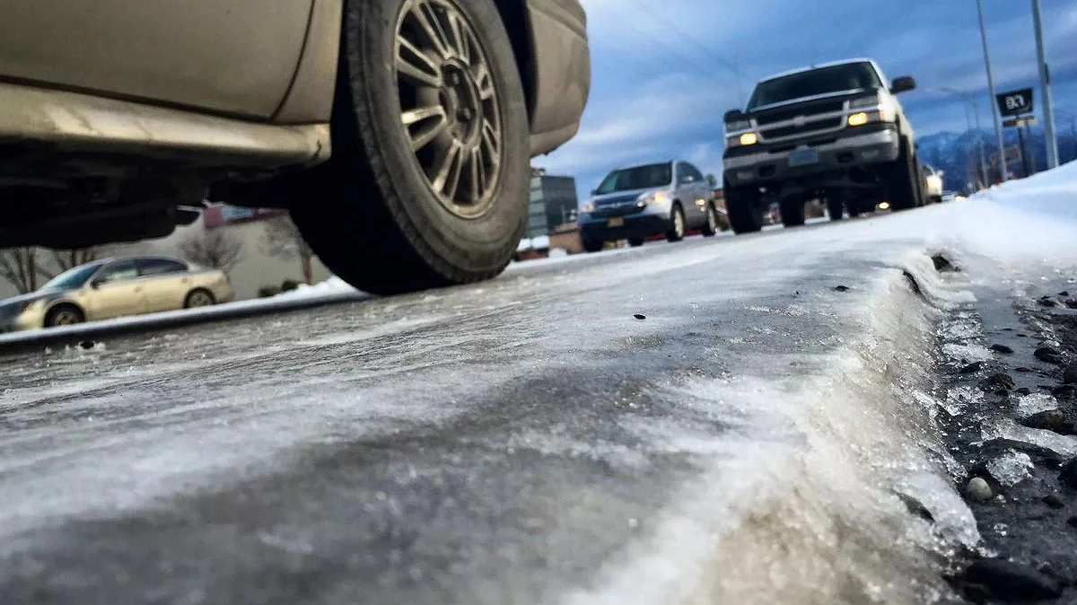 Каждую осень перевожу дворники и форсунки омывателя в зимний режим: по утрам с замёрзшим лобовым не сталкиваюсь