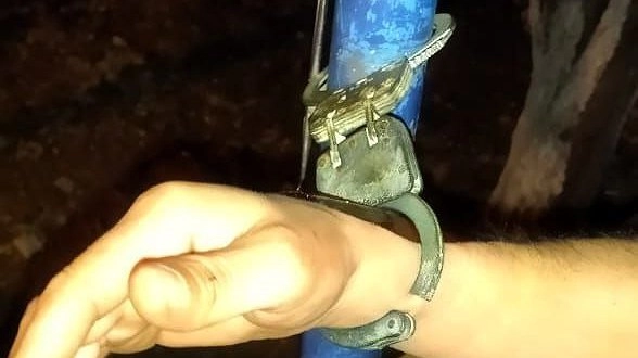 В Новороссийске мужчина пристегнул себя наручниками к трубе