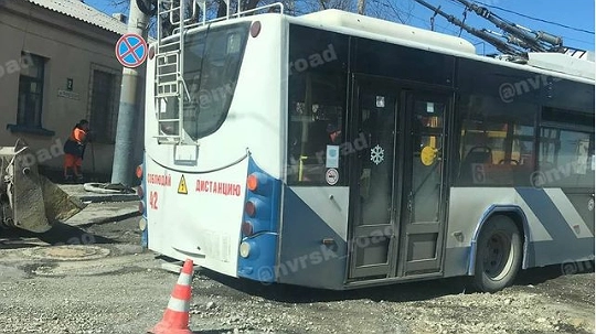 «Дороги в России – это полный провал». В Новороссийске троллейбус застрял в яме