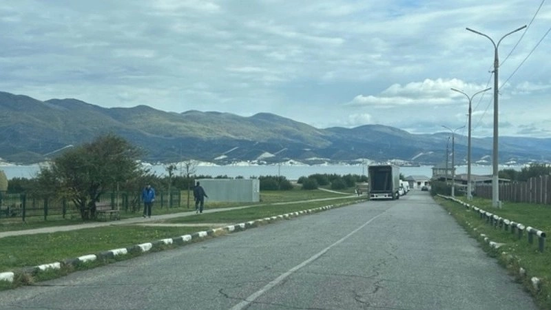 Горожане обеспокоены появлением строительного крана на Малой Земле