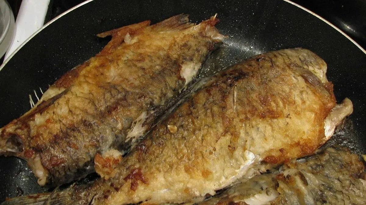 Жарить рыбу без запаха и брызг легко: проверенные лайфхаки для чистой кухни