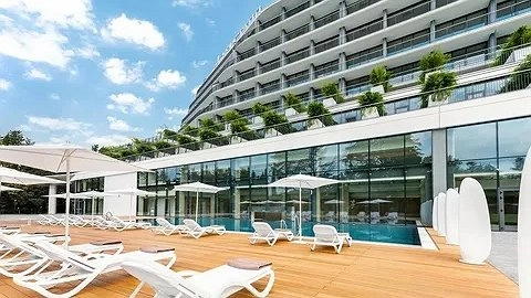 Главная картинка новости: Первый за 25 лет: в Сочи открылся санаторий «Кристалл» с зимним садом и лечением будущего