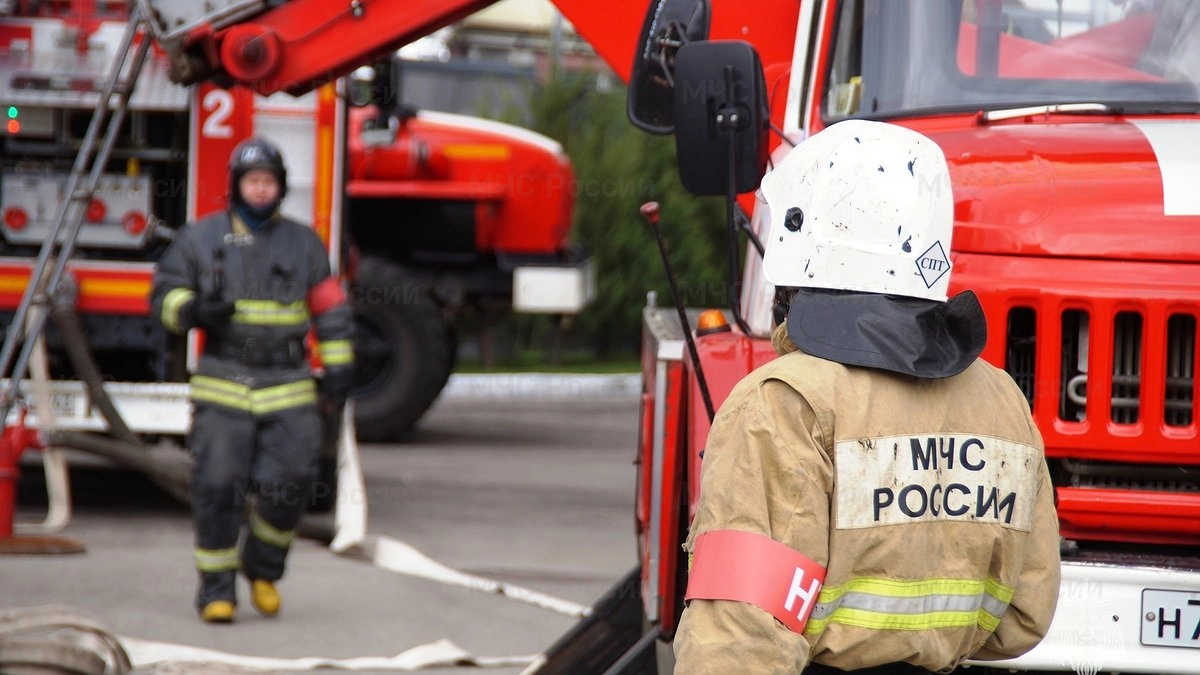Главная картинка новости: Без воды и защиты: новороссийцы в дыму эвакуировались из горящей 16-этажки