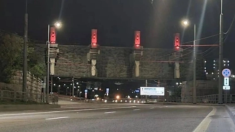 В Новороссийске зажгли алую подсветку на памятнике «Линия-рубеж обороны» в честь героев войны