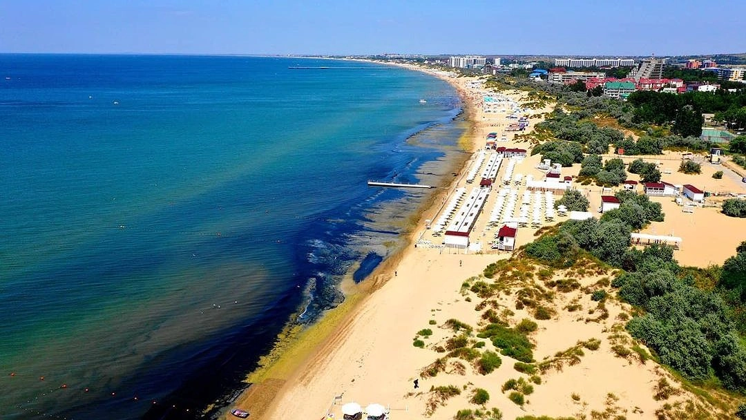 Черная жижа по колено! Пляжи Анапы завалены камкой