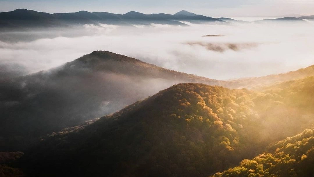 Главная картинка новости: По утрам горы Новороссийска окутывает дымка тумана. Завораживающие фото с высоты