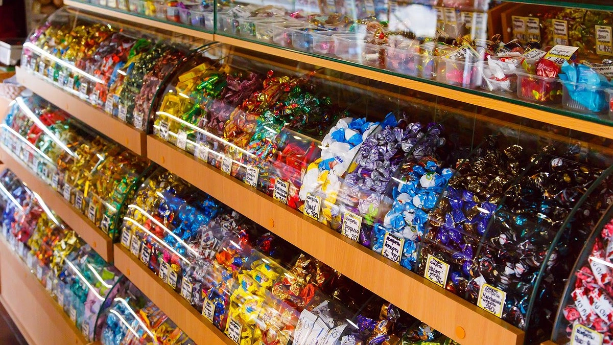 Яд в блестящем фантике: в Роскачестве назвали конфеты, которые запрещено давать детям