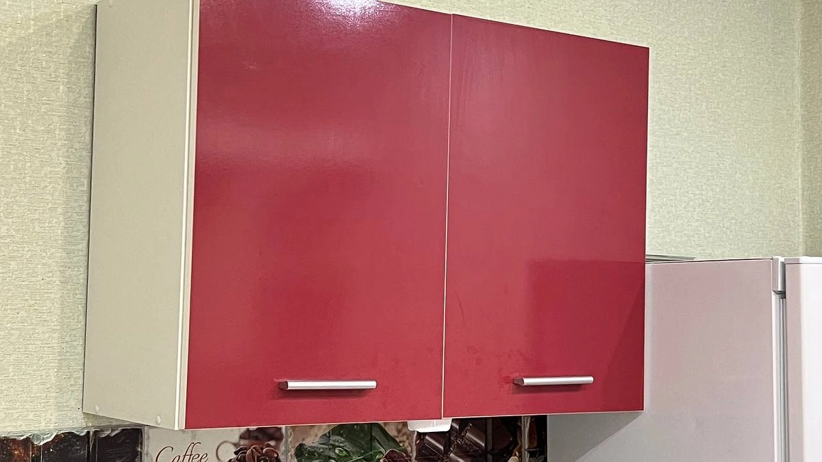 Главная картинка новости: 3 ложки на губку — и кухонные шкафчики как новые: от липкого налета и "ляпов" не осталось и следа — блестят как на праздник