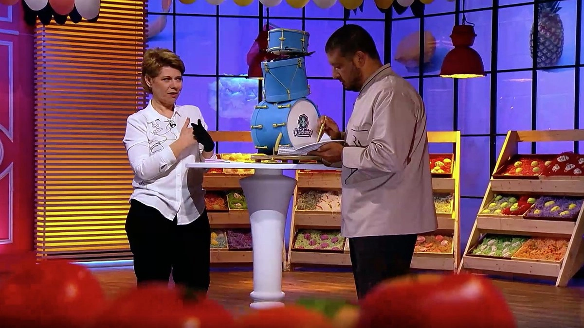 Кондитер из Новороссийска принесла на шоу Рената Агзамова торт-барабаны