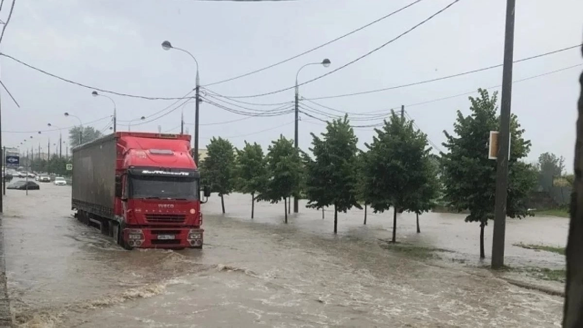 В пять раз больше нормы: Краснодар ушел под воду — 330 мм осадков за май, река дошла до домов