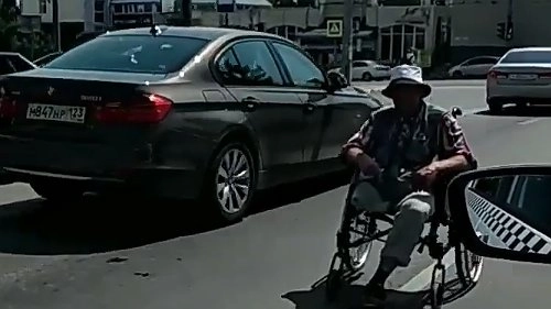 Жители Новороссийска жалуются на непристойное поведение попрошайки в инвалидном кресле. Видео
