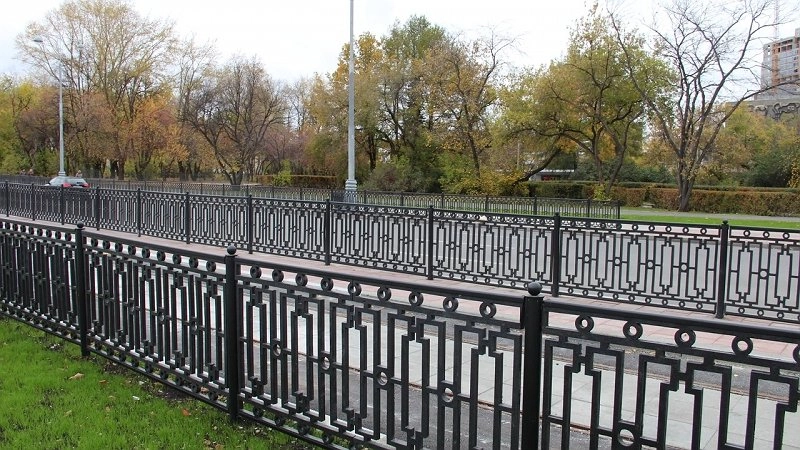 Главная картинка новости: В Новороссийске установят пешеходные ограждения за 3 миллиона